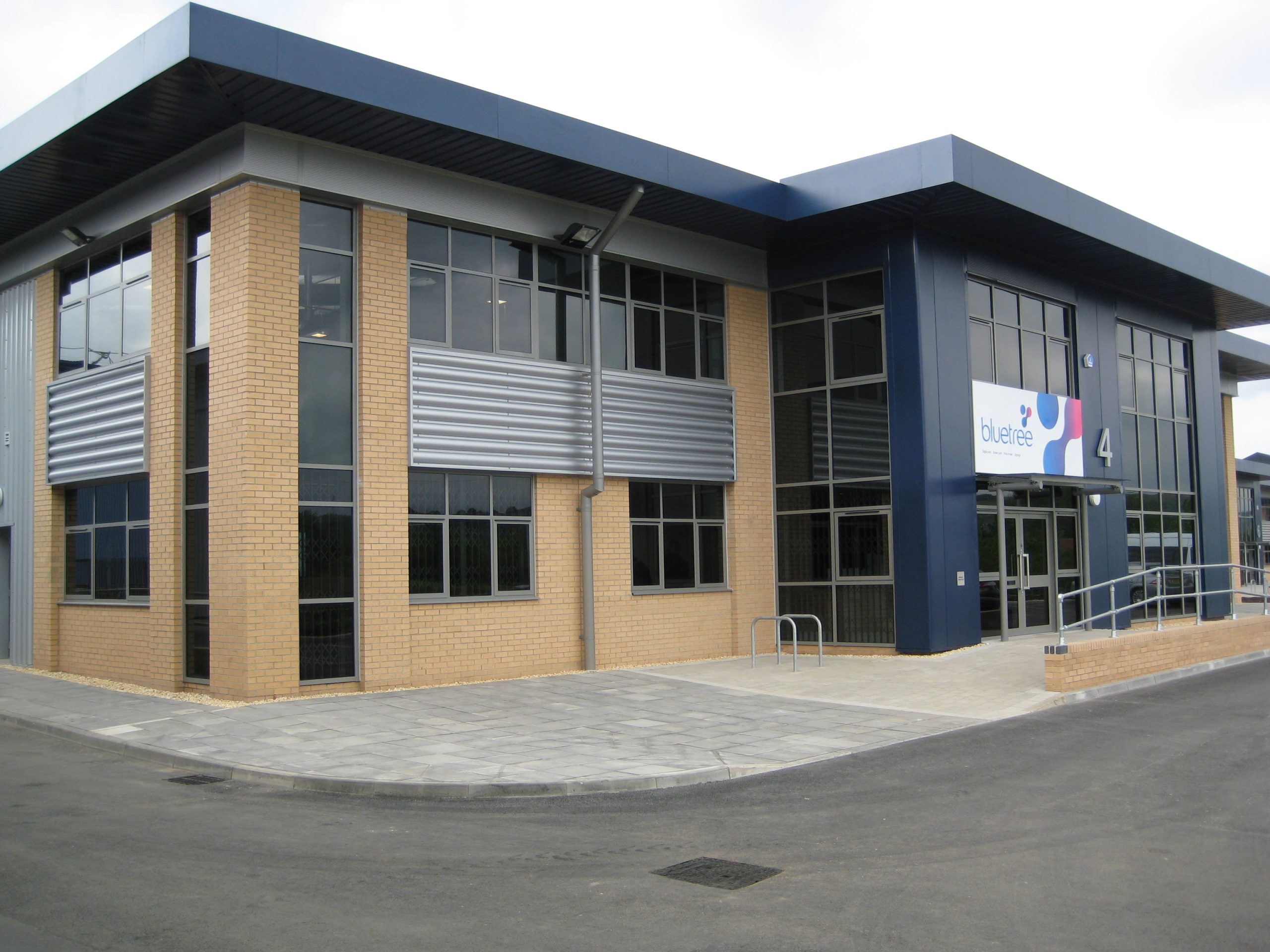 shop front aluminium windows